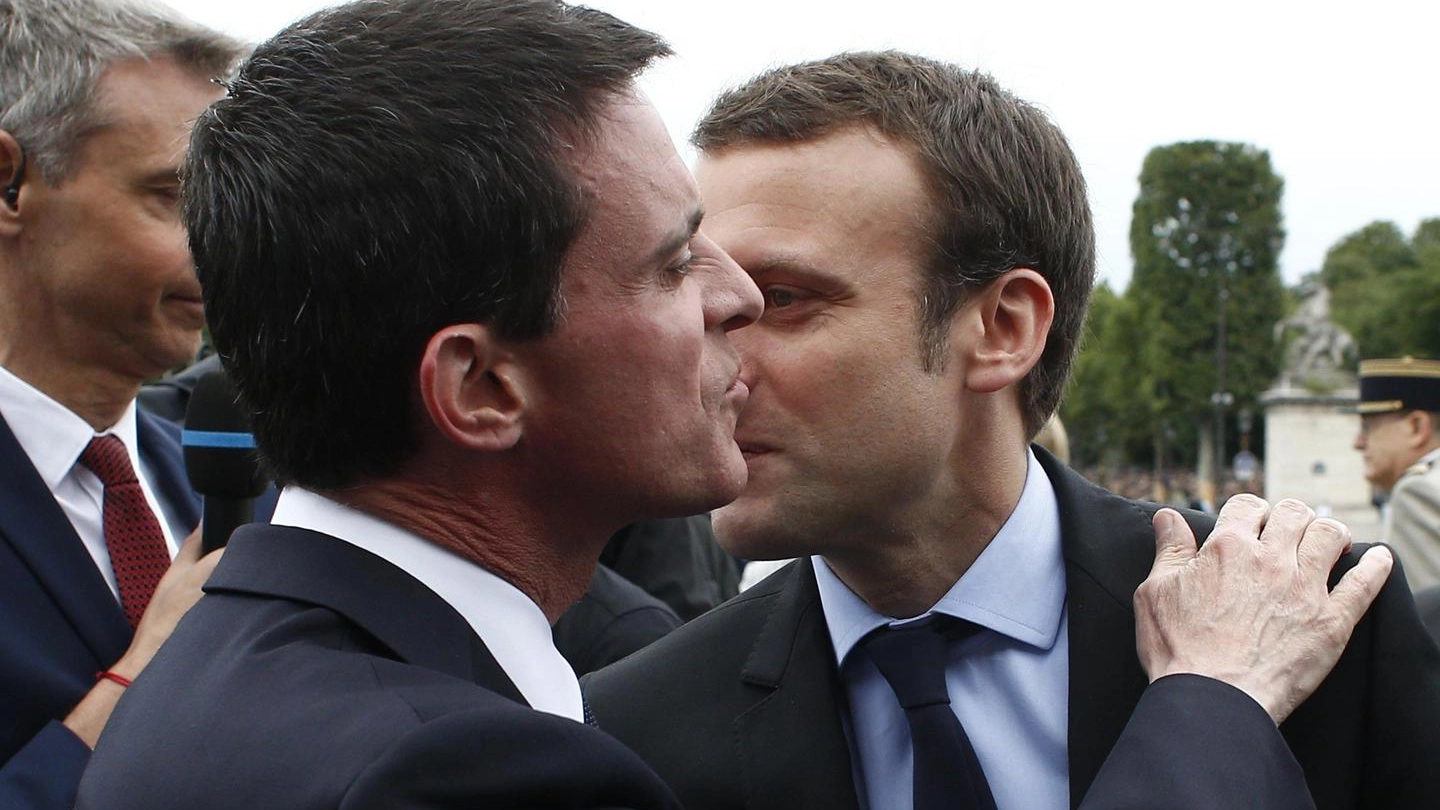 Manuel Valls (a sinistra) con Emmanuel Macron (destra) (Ansa)