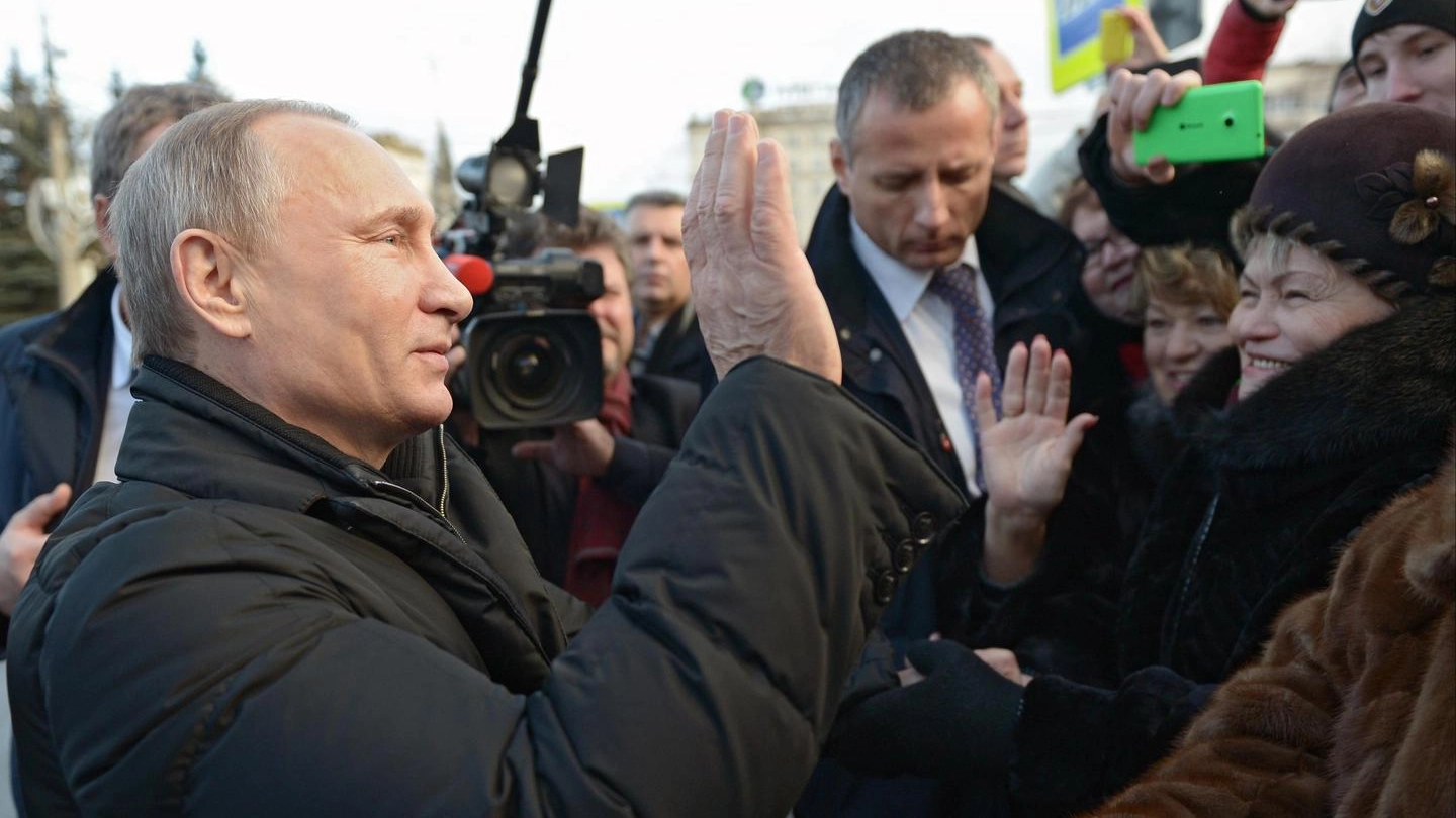 Bagno di folla per Vladimir Putin (Ansa)