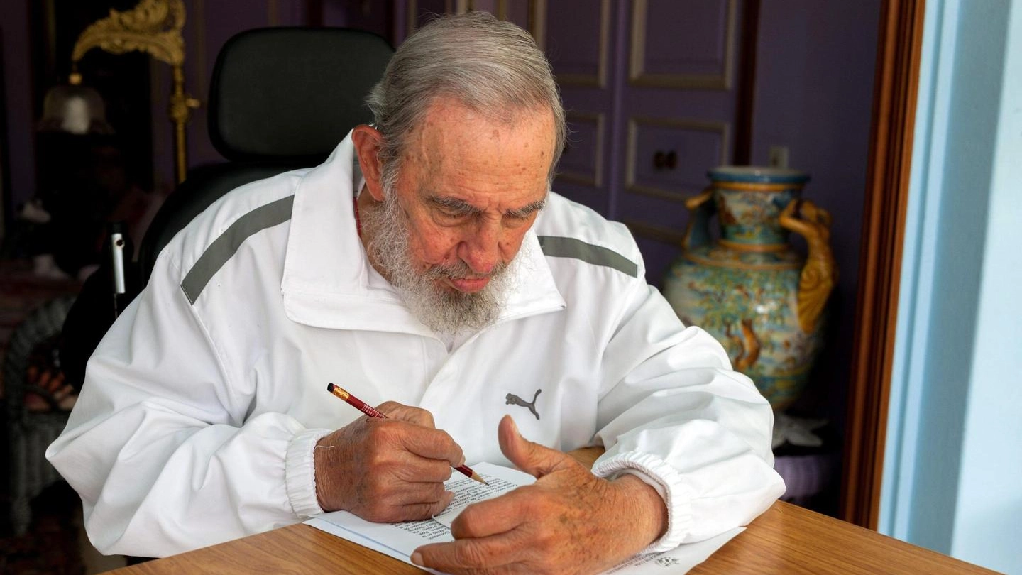 Fidel Castro vota alle elezioni municipali (Ansa)