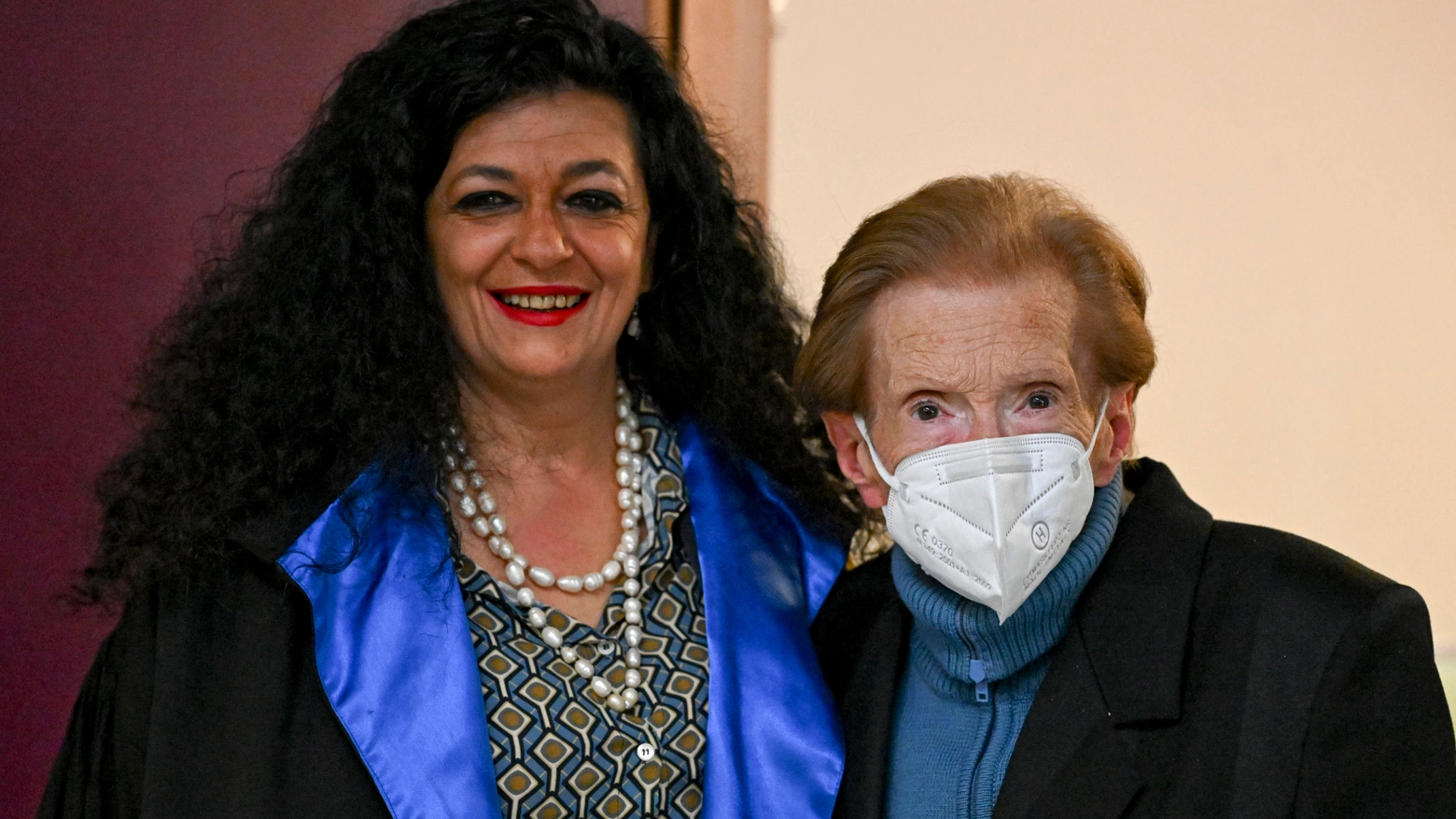 Maria Edda Cavuoto, 84 anni, con la sua relatrice di laurea Maria d'Arienzo