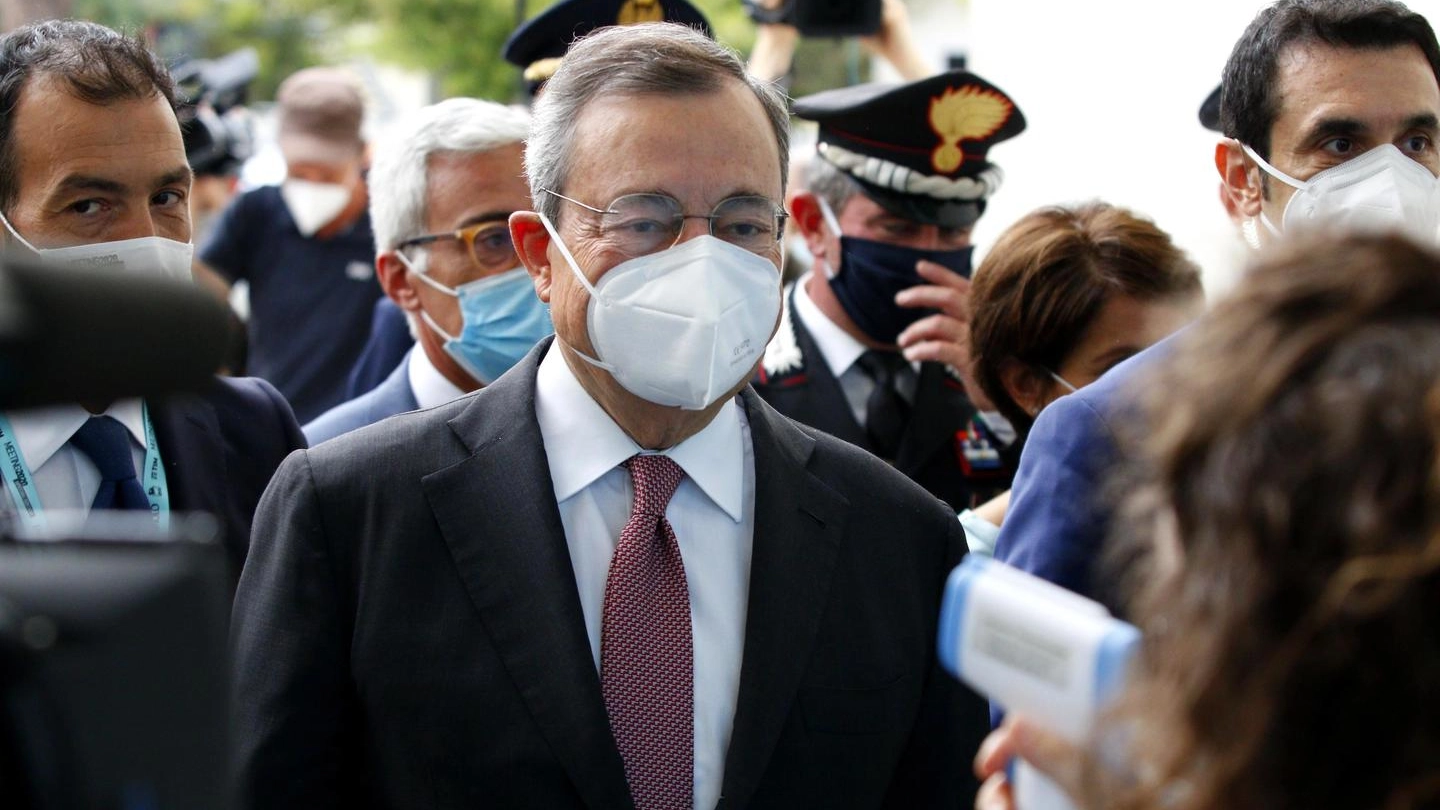 Mario Draghi arriva con la mascherina al meeting di Rimini (Ansa)