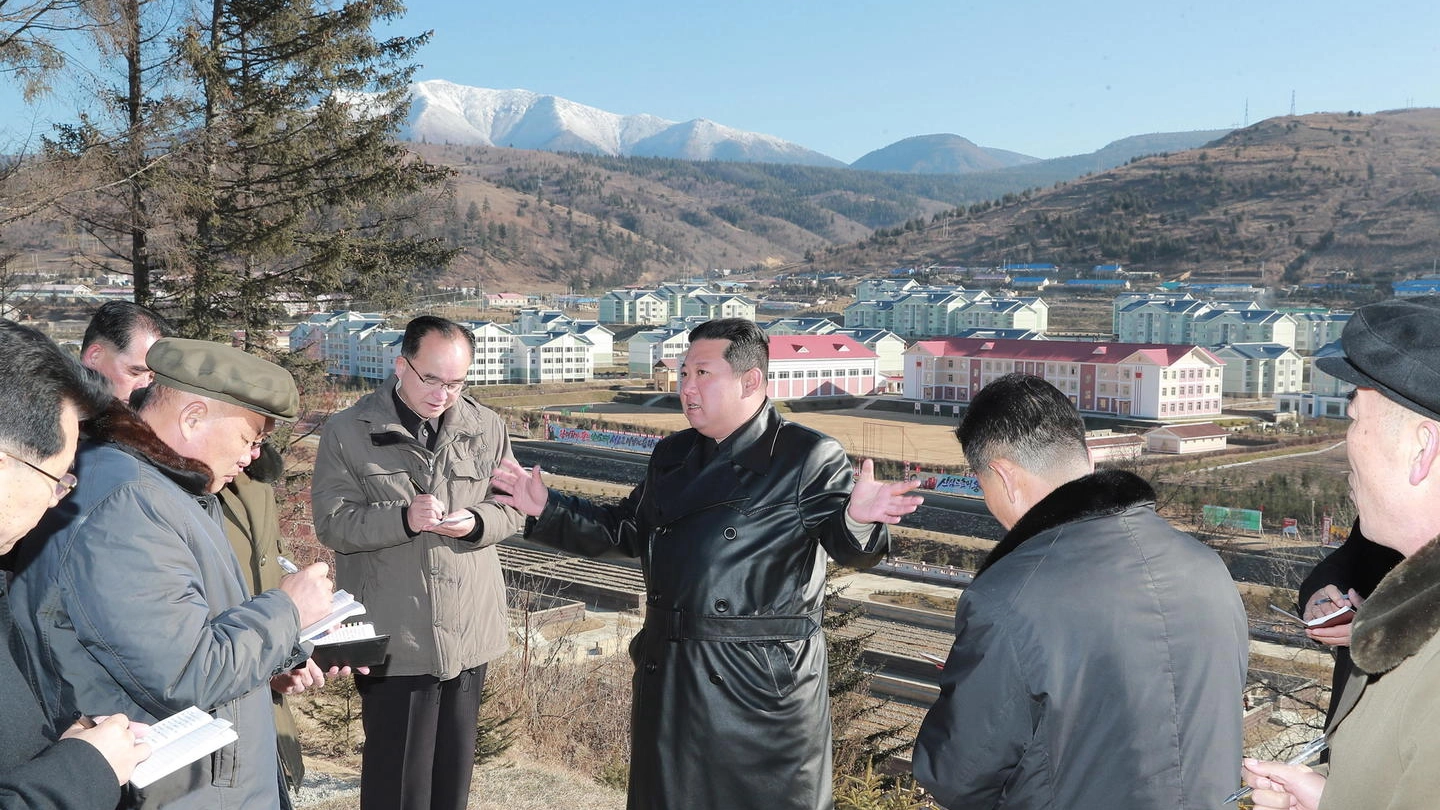 Kim Jong-un con la sua giacca di pelle, ora vietata ai nordcoreani (Ansa)