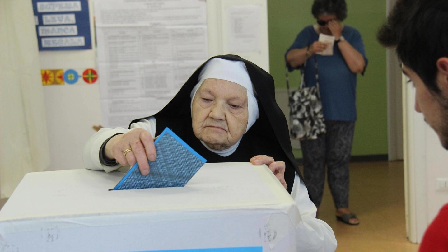 Elezioni comunali 2017, una suora vota a L'Aquila (Ansa)