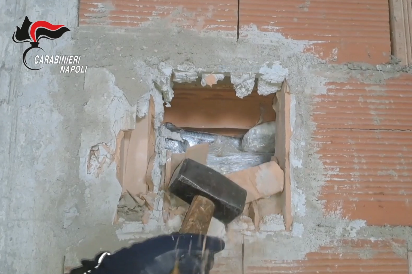 L'arsenale con armi e droga trovato murato in una abitazione di Caivano