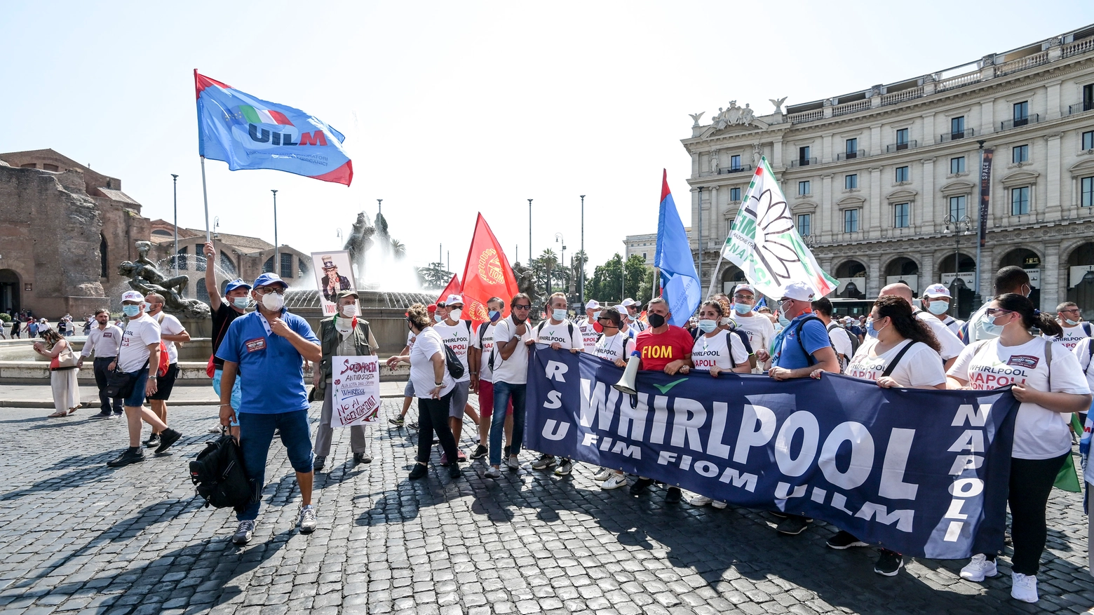 Whirlpool, manifestazione dei lavoratori di Napoli