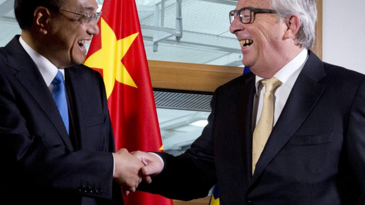 Jean-Claude Juncker e il primo ministro cinese Li Keqiang (Ansa)