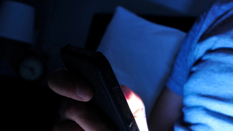 A letto con lo smartphone: una cattiva abitudine (Foto: juan moyano/Alamy/Olycom)
