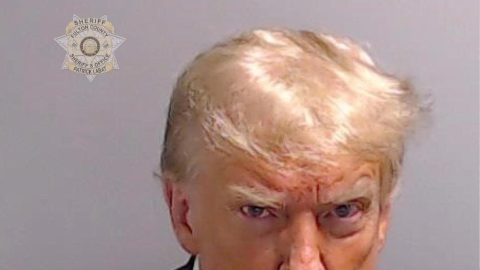 Trump su X con foto segnaletica e scritta 'mai arrendersi'