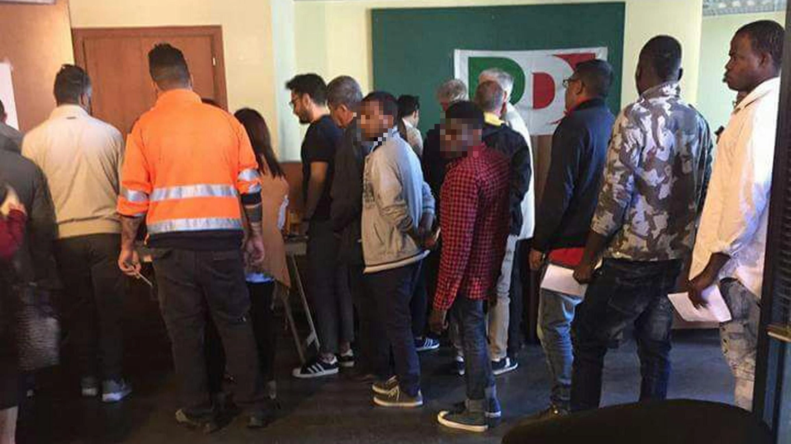 Immigrati e richiedenti asilo al seggio delle ultime primarie Pd ad Ercolano (Ansa)