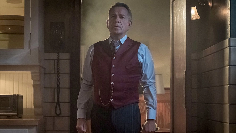 Alfred  Pennyworth (l'attore Sean Pertwee) nella serie TV 'Gotham' – Foto: Warner Bros.
