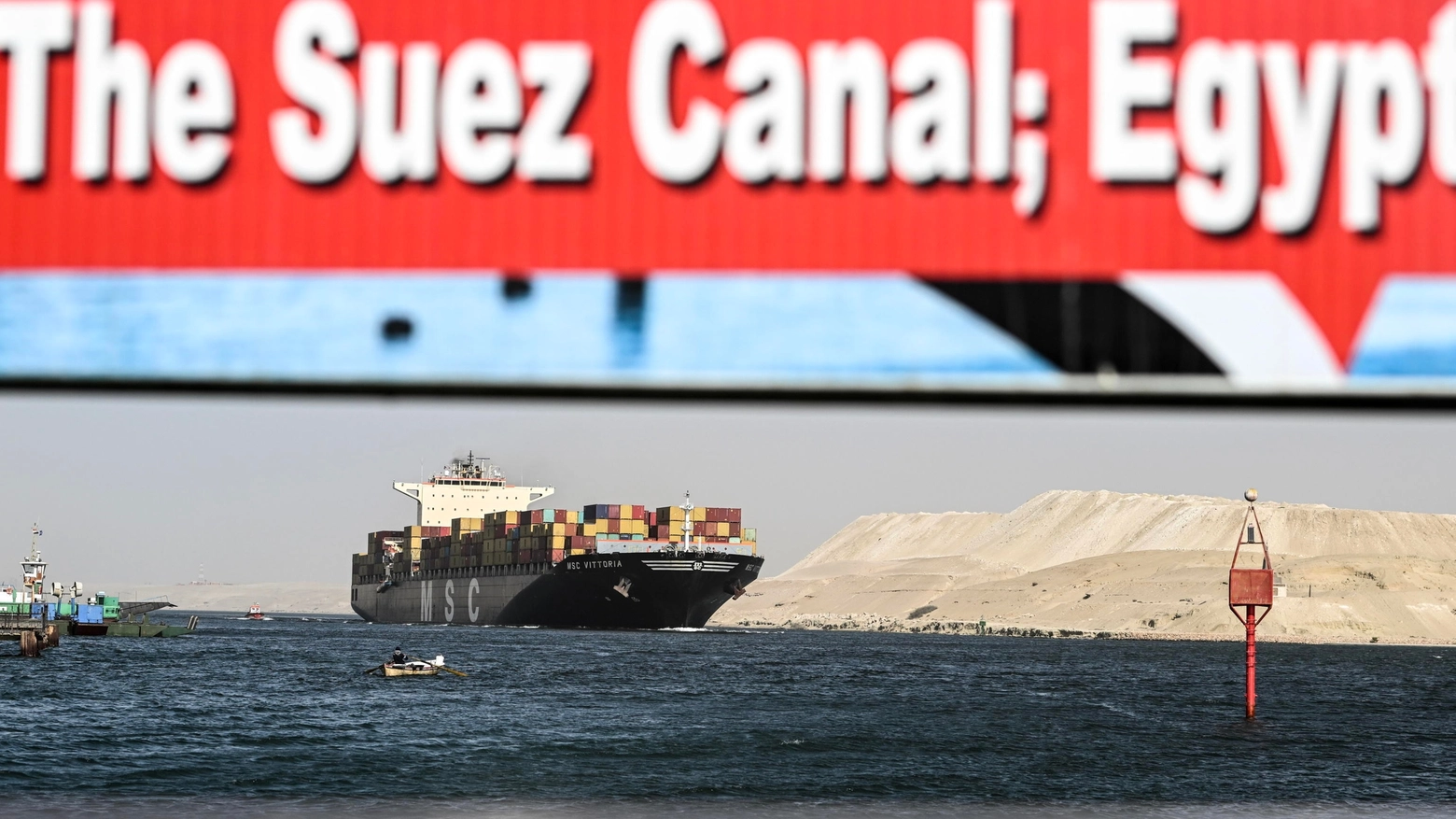 Una nave attraversa il canale di Suez (Ansa)