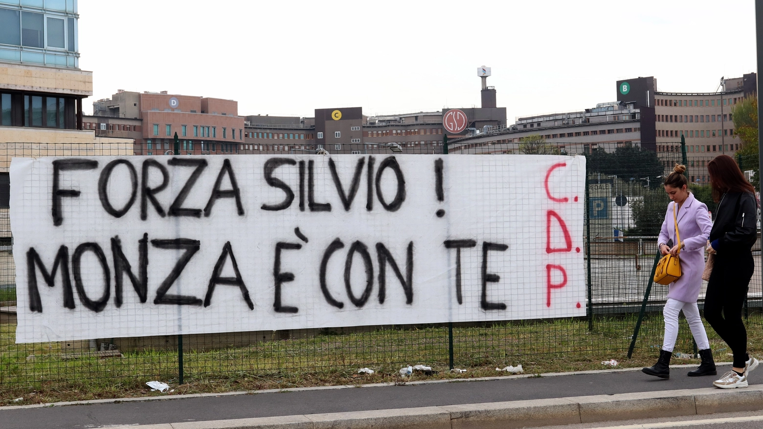 Silvio Berlusconi ricoverato al San Raffaele (foto Imagoeconomica)