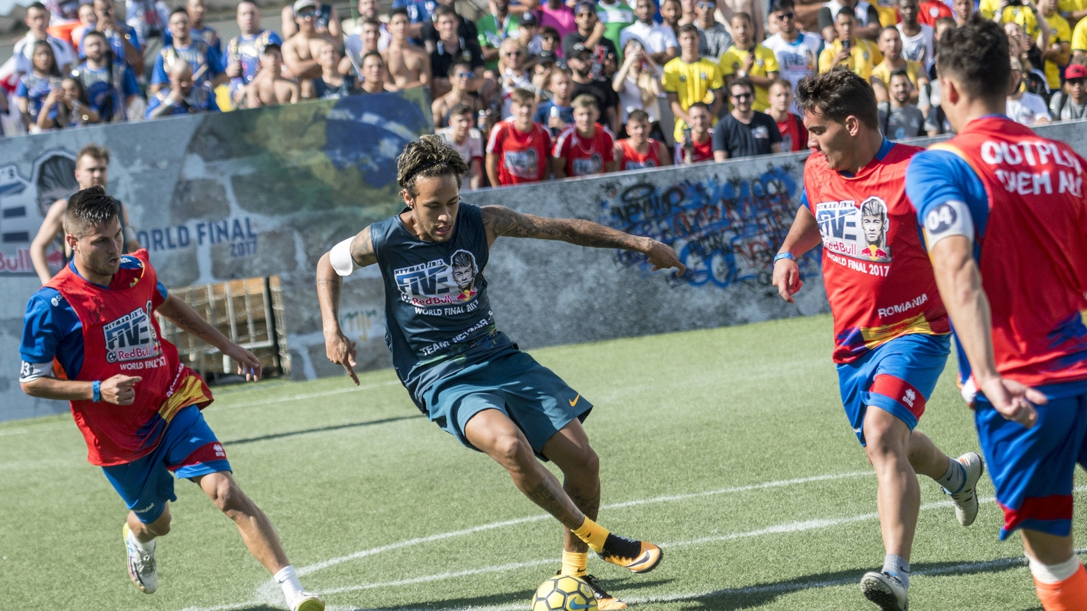 Neymar Jr in azione durante la finale mondiale del 'Neymar's 5' del 2017