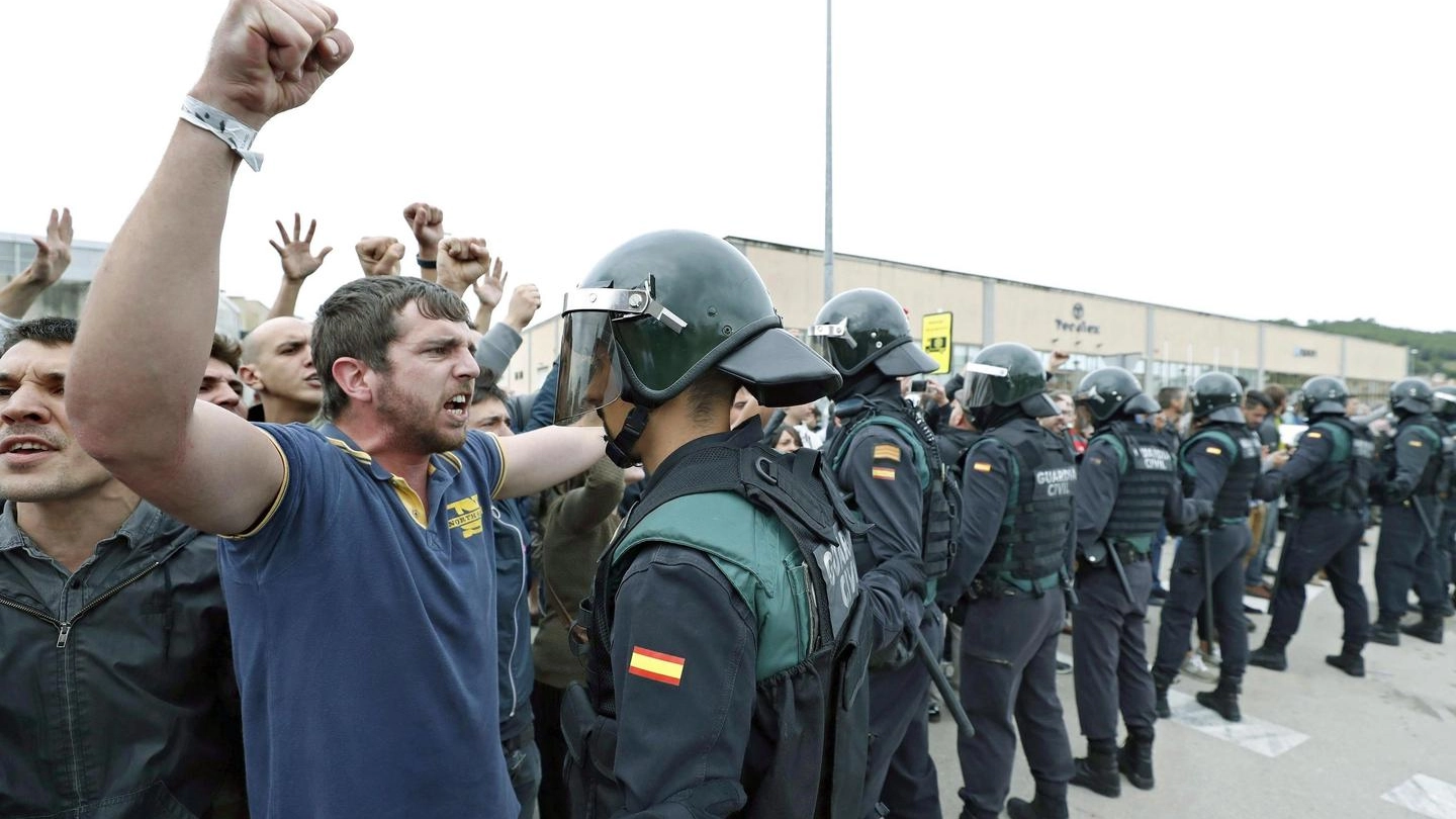 Catalogna, il giorno del referendum. Guardia Civil davanti ai seggi (Ansa)