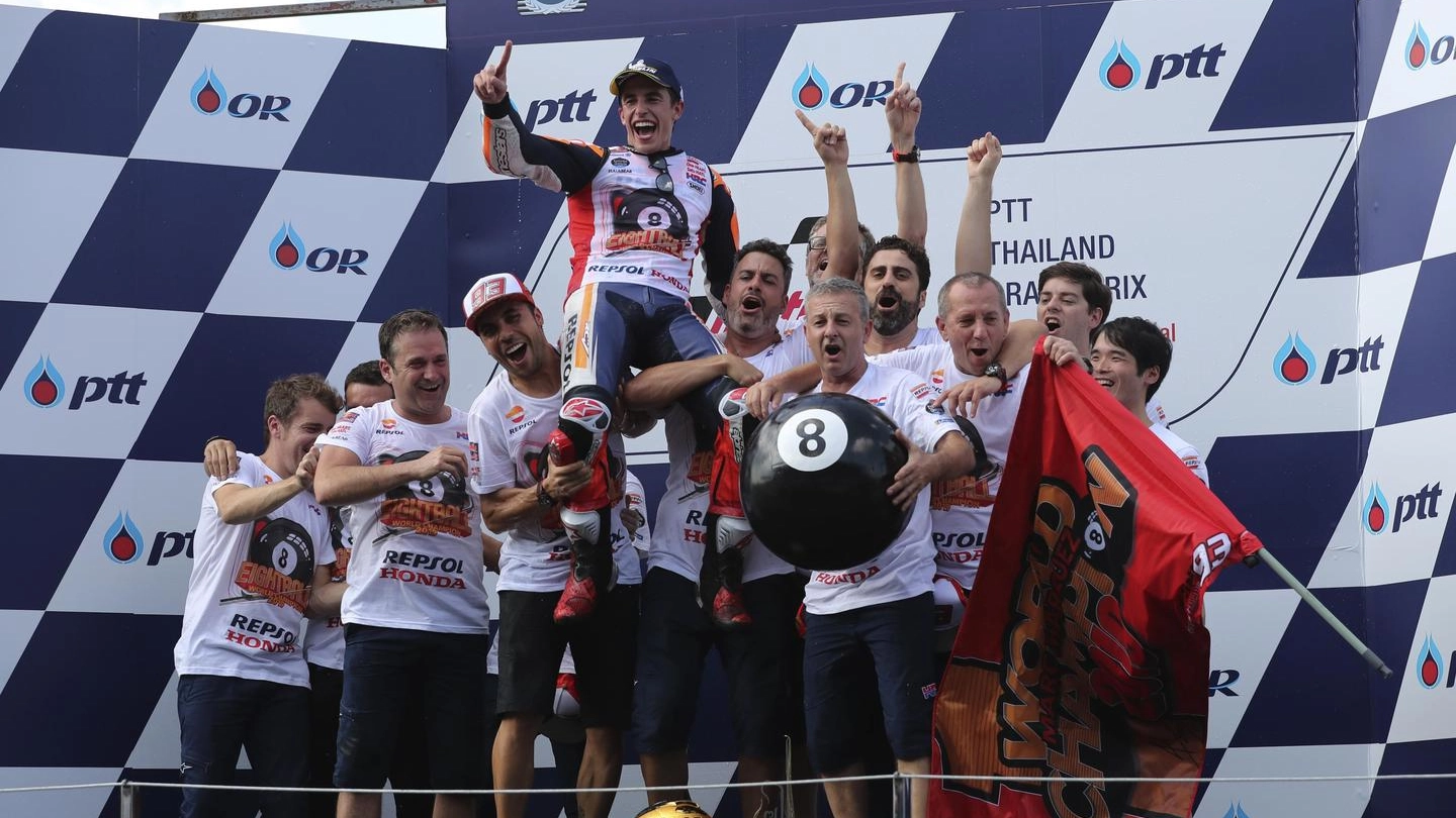 MotoGp, Marquez festeggia il titolo mondiale (foto Ansa)