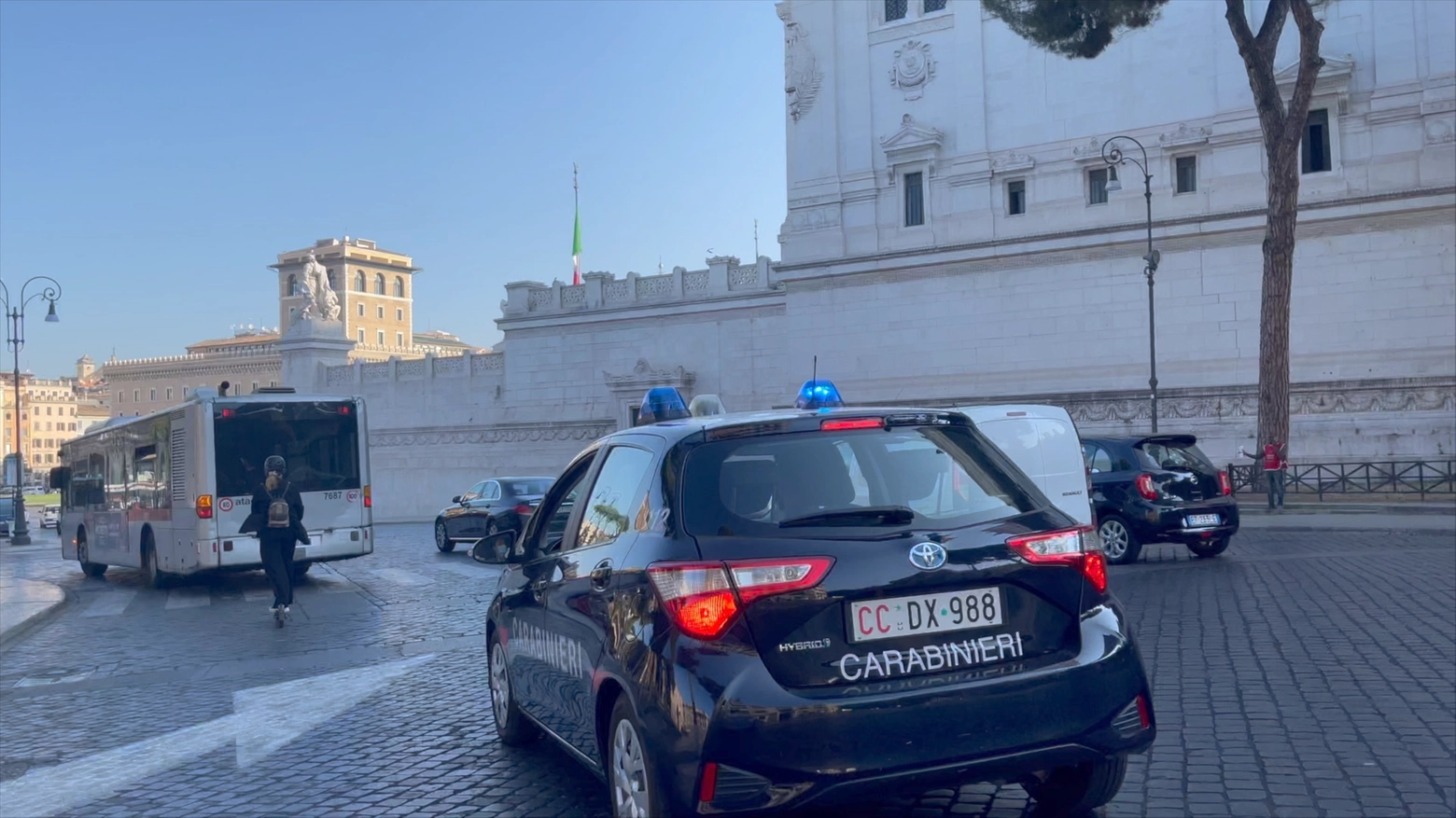 L'episodio si è verificato su un autobus a Roma: sono intervenuti i carabinieri
