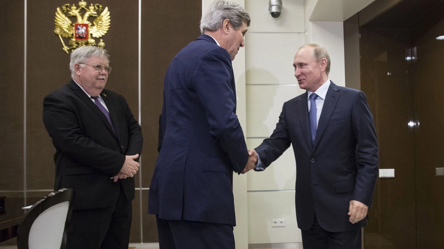 Il Segretario di Stato Usa John Kerry e il presidente russo Vladimir Putin (AFP)