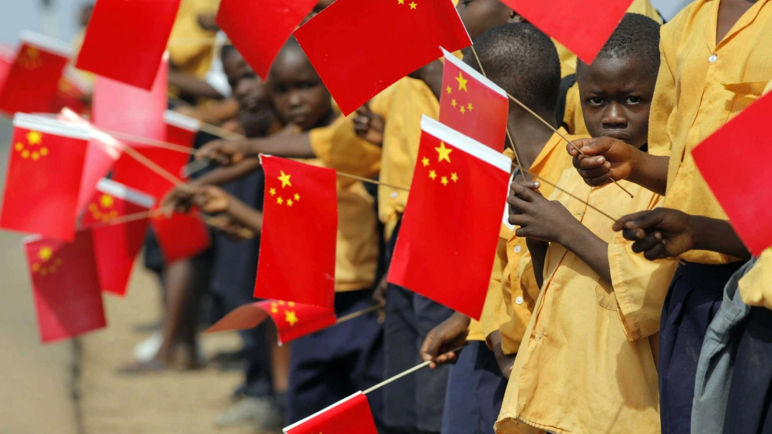 Bambini africani con le bandierine della Cina