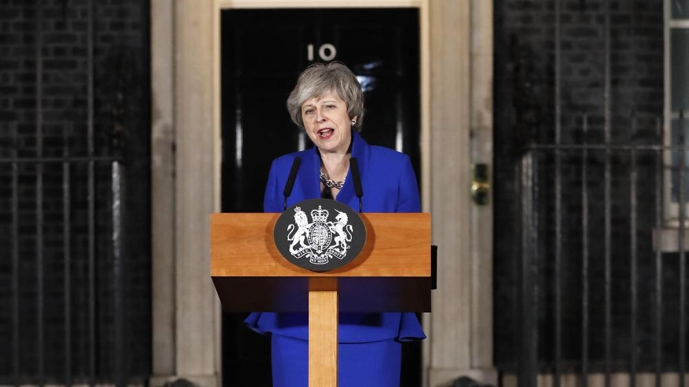 Theresa May nel discorso alla nazione a Downing street (Ansa)