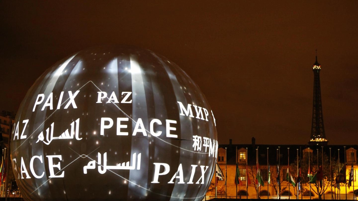 La parola 'pace' scritta in tutte le lingue del mondo alla sede dell'Unesco a Parigi (Ansa