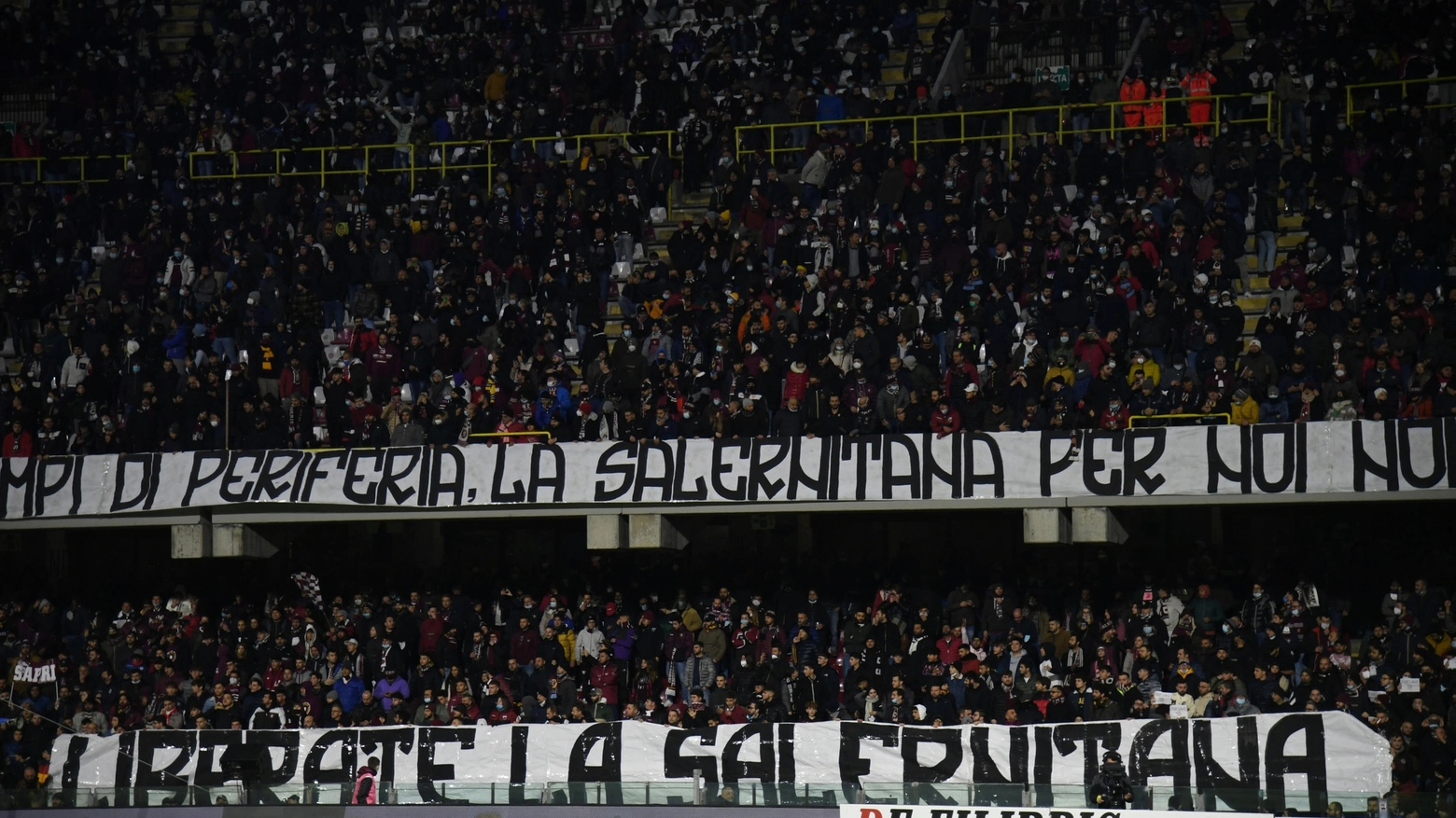 Uno striscione esposto dai tifosi della Salernitana prima del match con l'Inter