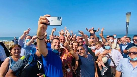 Salvini a Mondragone, selfie in spiaggia senza mascherina