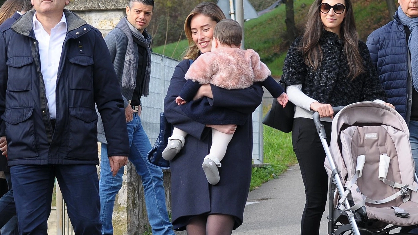 Maria Elena Boschi al seggio con la nipotina (Maxver e Ansa)