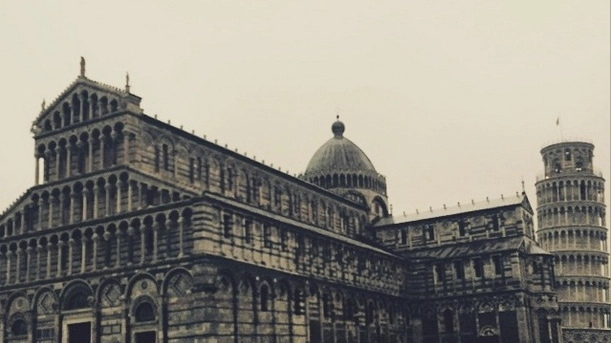 Pioggia e vento in piazza dei Miracoli: la foto pubblicata da un turista su Instagram 