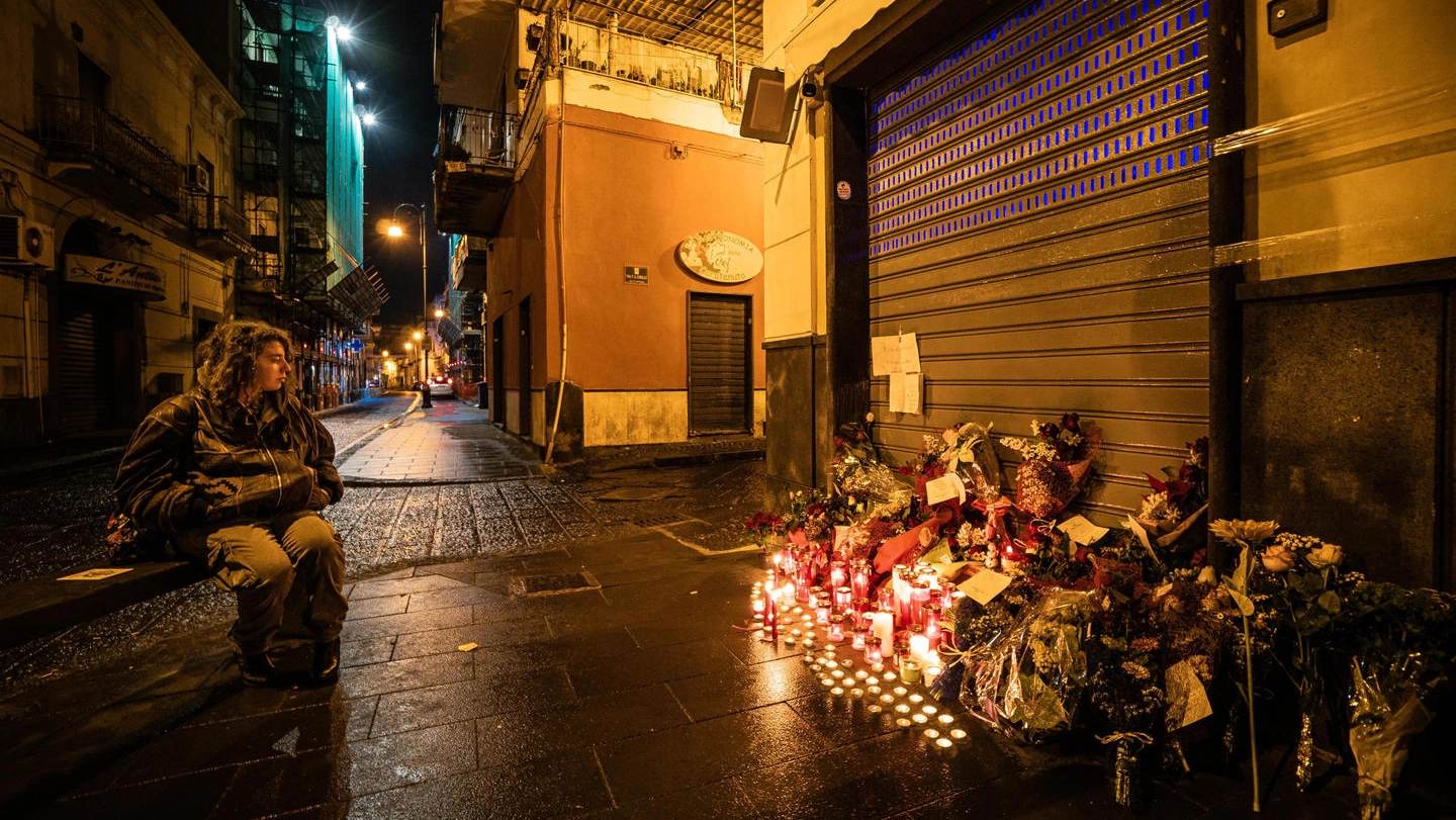 La notte di Natale del 2021 molte persone hanno lasciato lumini e fiori davanti alla pescheria dove fu ucciso Antonio Morione