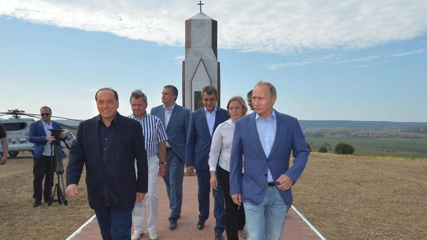 Berlusconi a Yalta, al memoriale per i caduti nella guerra di Crimea (Ansa)
