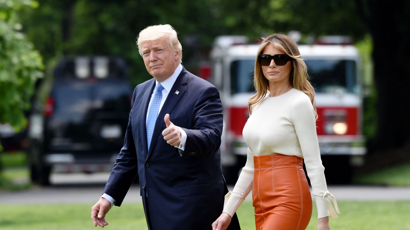 Donald Trump e la moglie Melania in partenza (Lapresse)