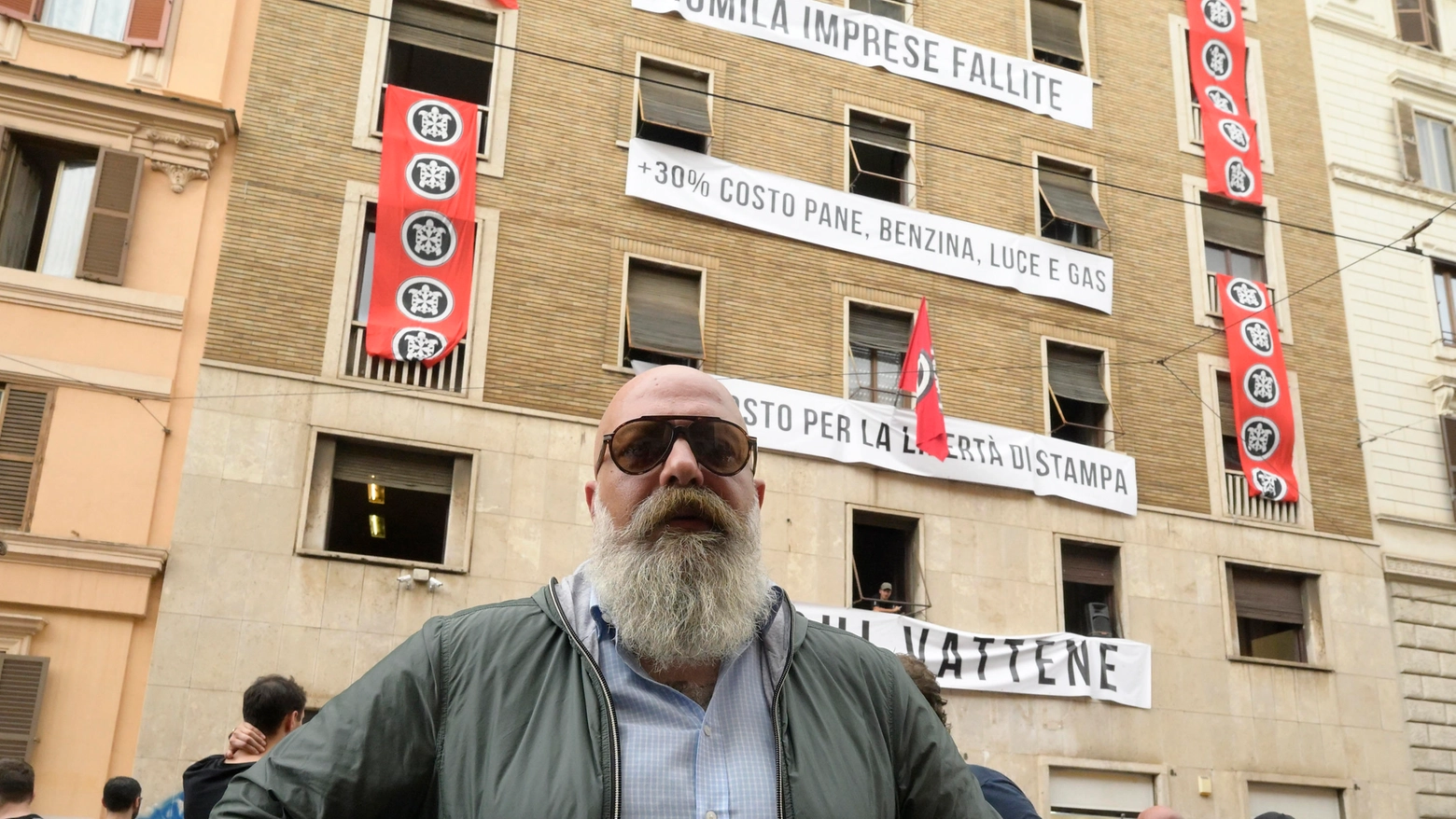 Gianluca Iannone davanti alla 'sede storica' di Casapound, frutto di occupazione abusiva, in via Napoleone III: 10 le condanne a Roma