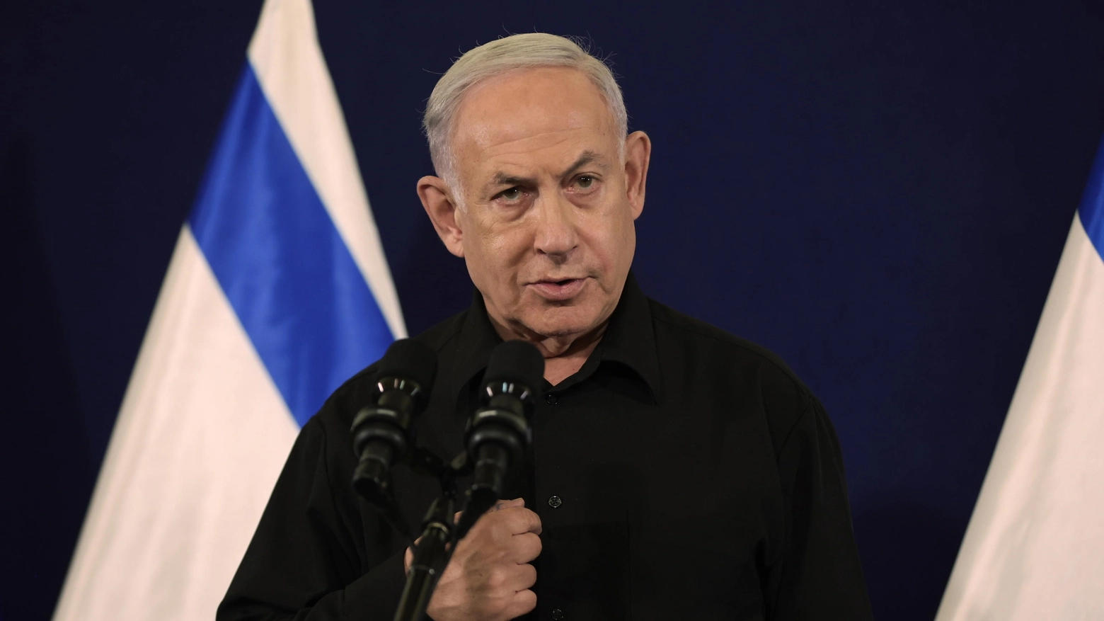 Il premier israeliano Netanyahu in total black nel discorso alla nazione (Ansa)