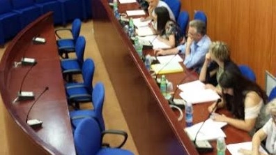 Il sindaco Pistoni al centro durante una seduta del consiglio comunale di Sassuolo