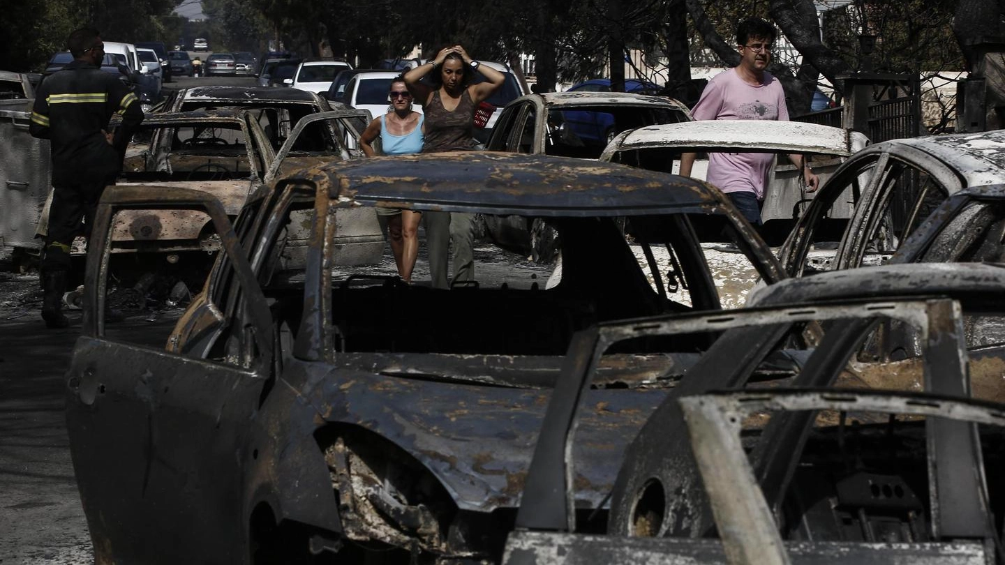 Grecia, Mati distrutta dall'incendio: cimitero di auto carbonizzate (Ansa)