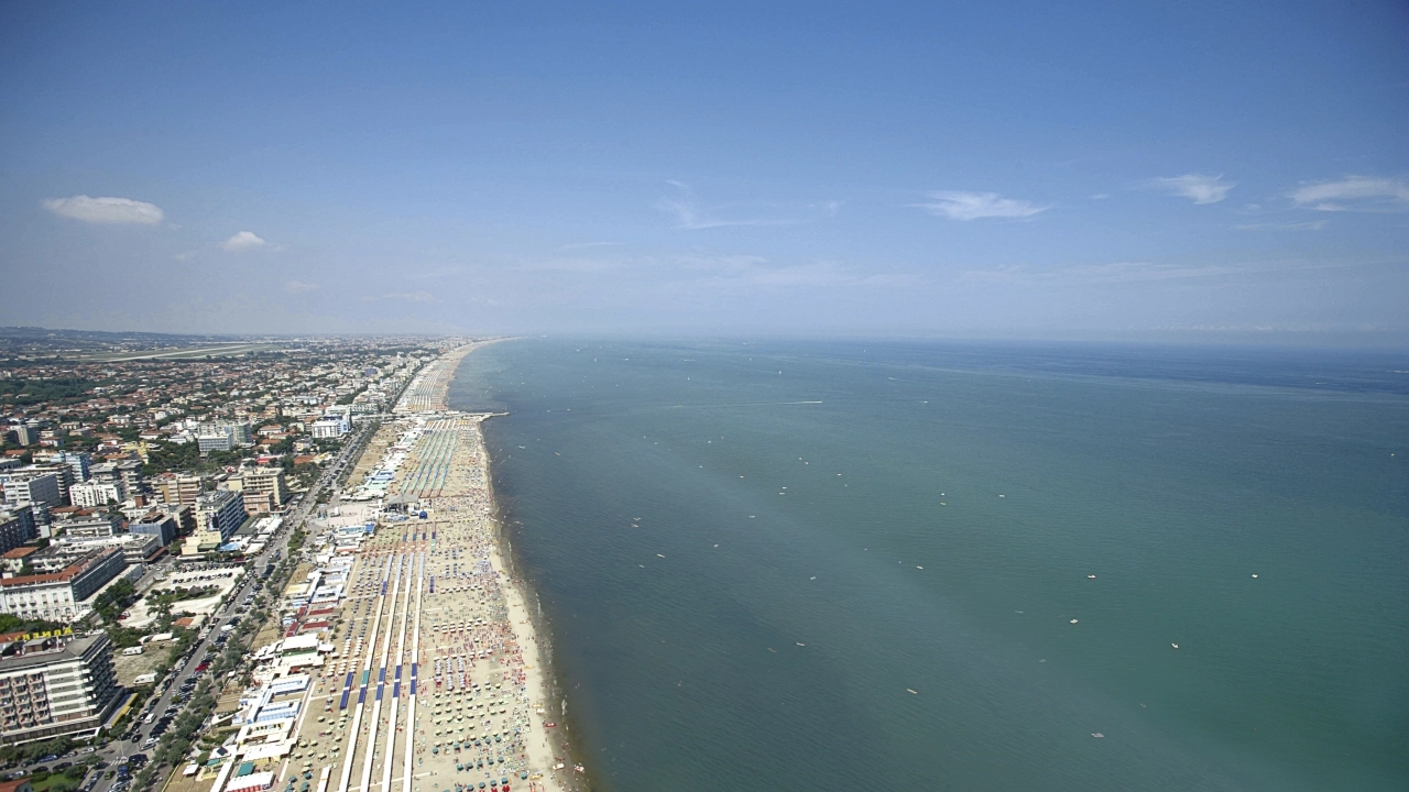 Una veduta aerea della spiaggia di Riccione (Dire)
