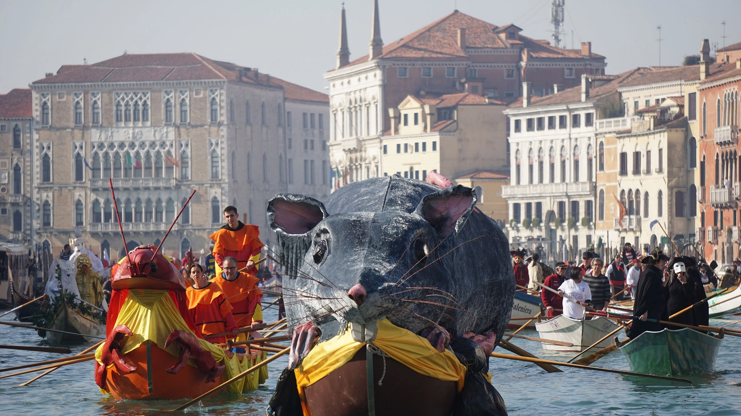 Carnevale di Venezia, la regata della Pantegana (LaPresse)