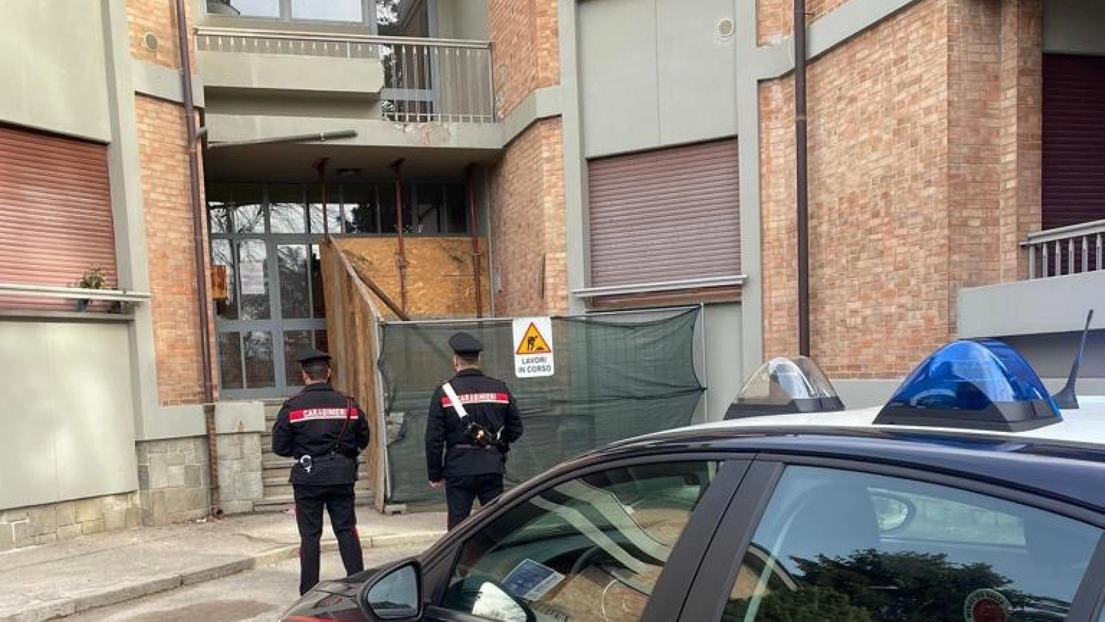 I carabinieri nel cantiere di ristrutturazione in corso Ferrara a Torino (Ansa)