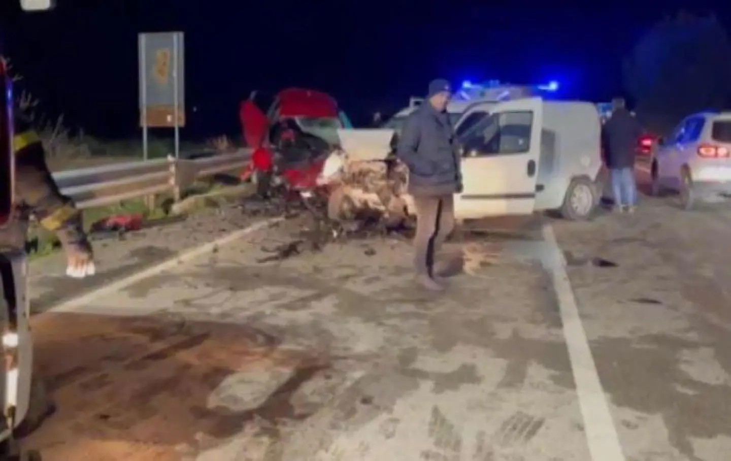 Incidente a Taranto, tre morti nel frontale fra auto e furgone