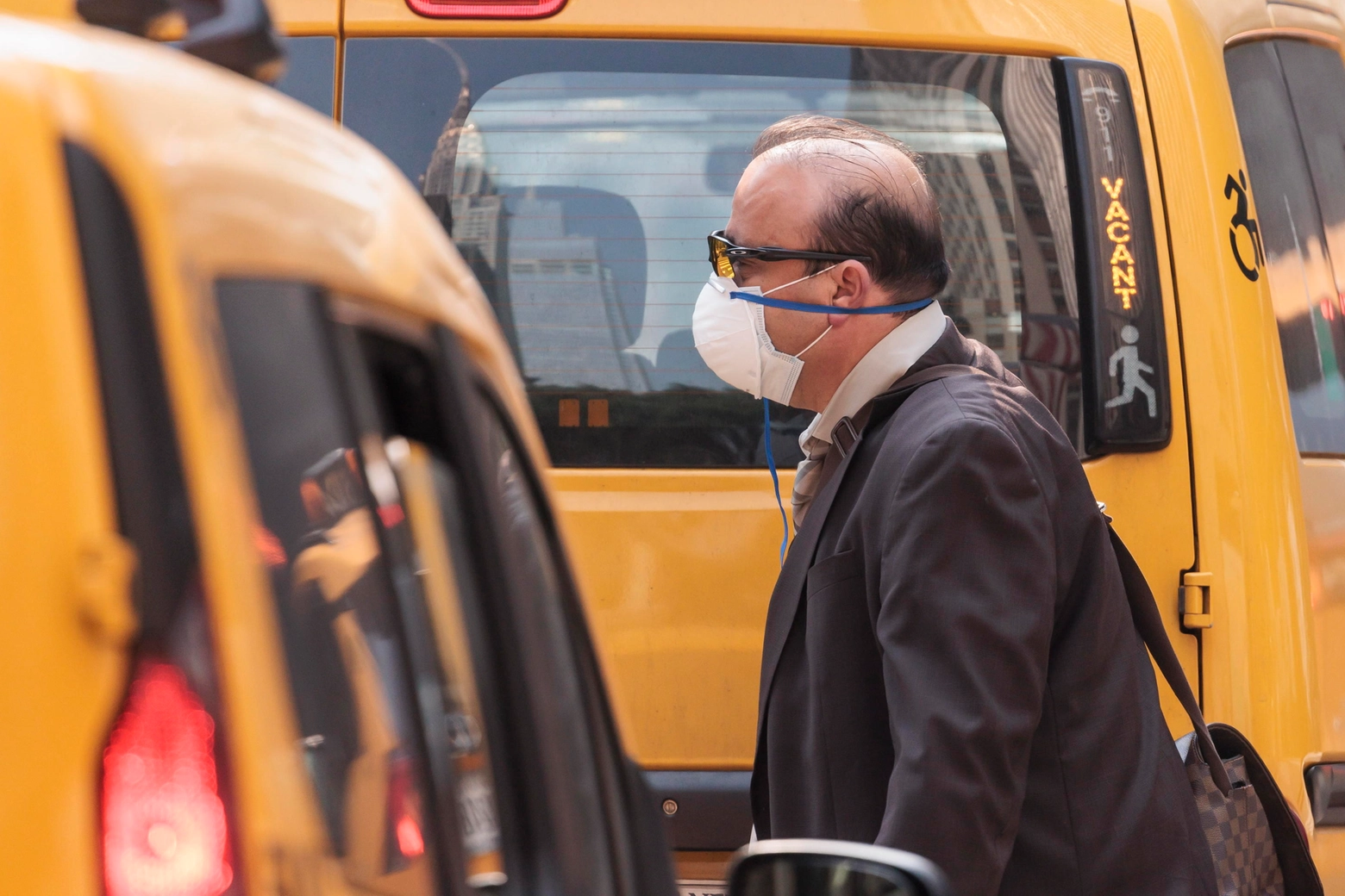 Nello Stato di New York distribuite mascherine a causa del fumo degli incendi canadesi