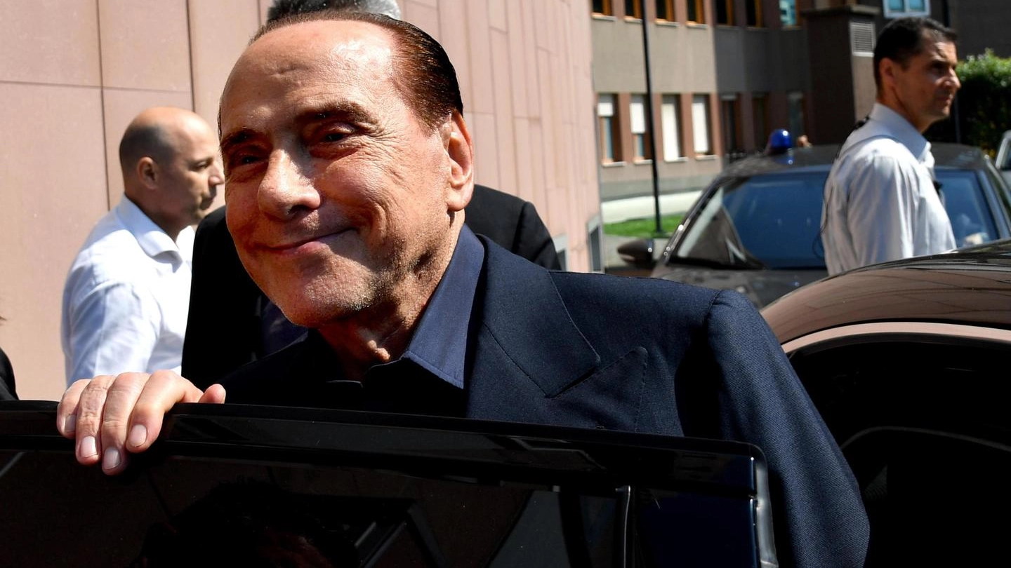 ilvio Berlusconi all'uscita dall'ospedale San Raffaele (Ansa)