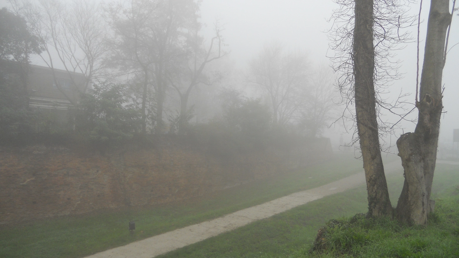 Ferrara, mura con nebbia