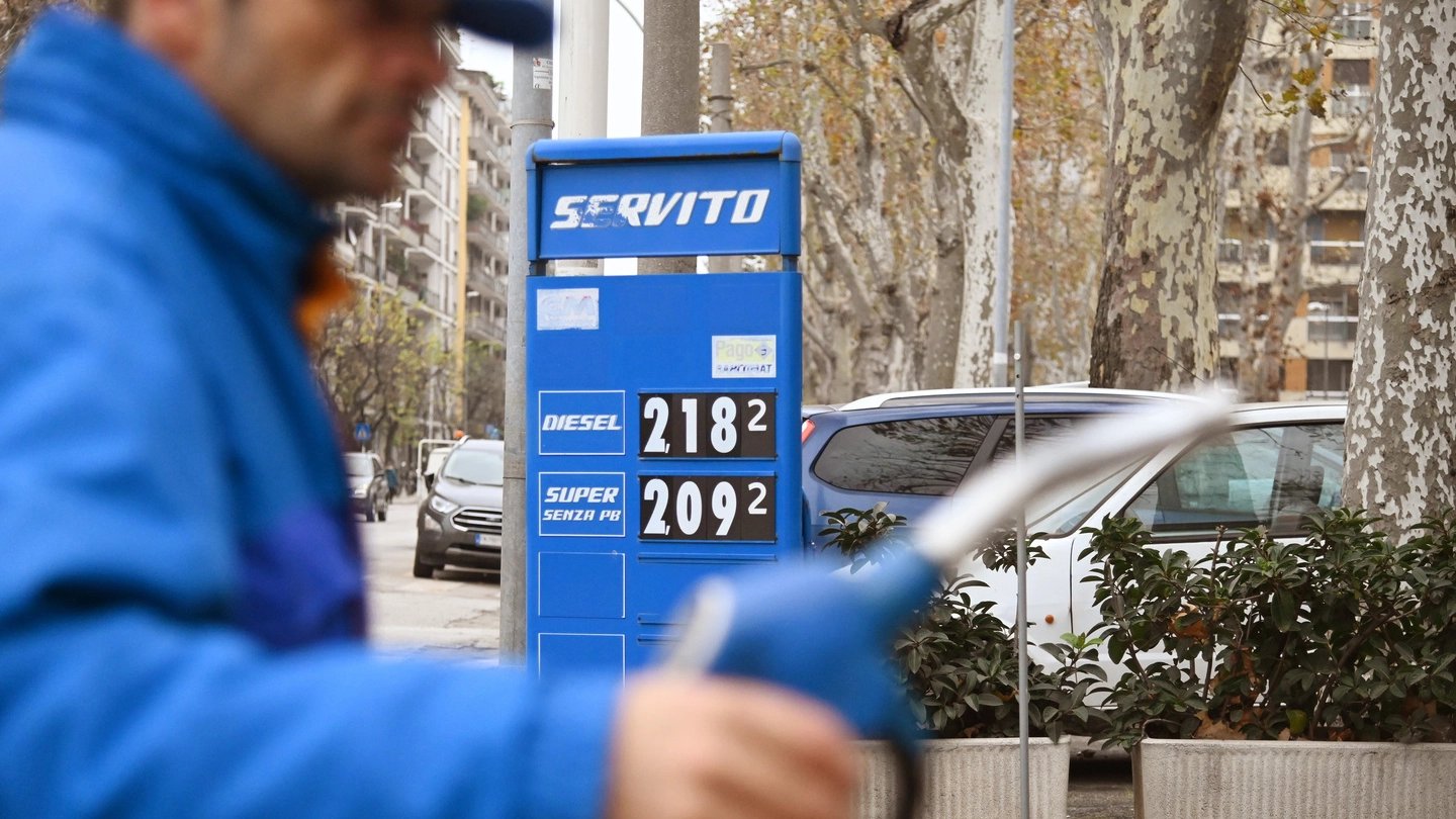 Distributore di benzina (foto Imagoeconomica)