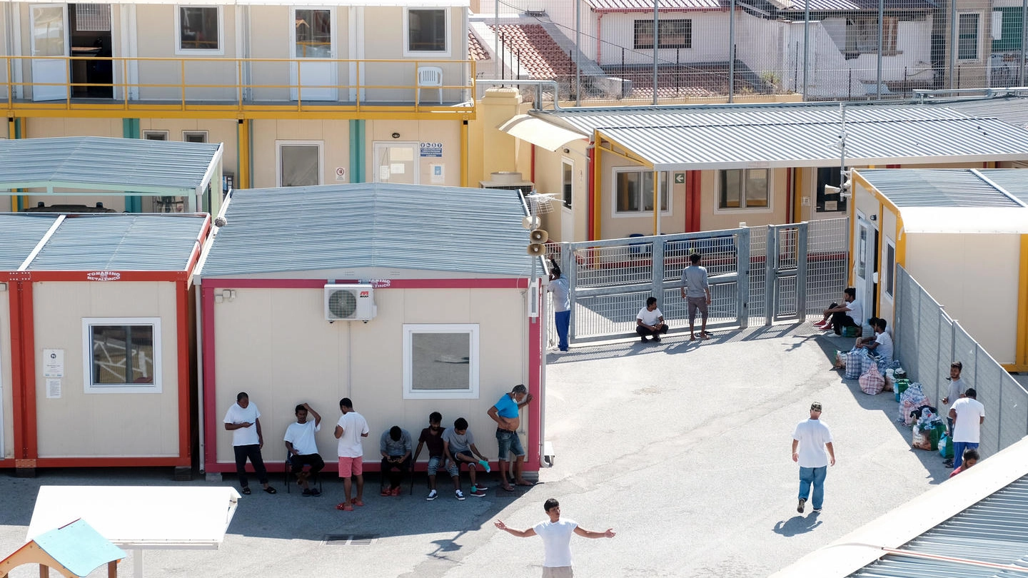 Migranti all'interno dell'hotspot di Messina (Ansa)