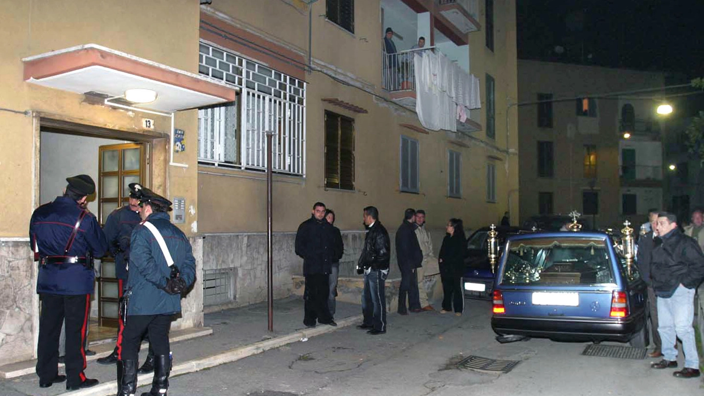 Carabinieri all'esterno della casa dove è stata uccisa Matilde Sorrentino (Ansa)