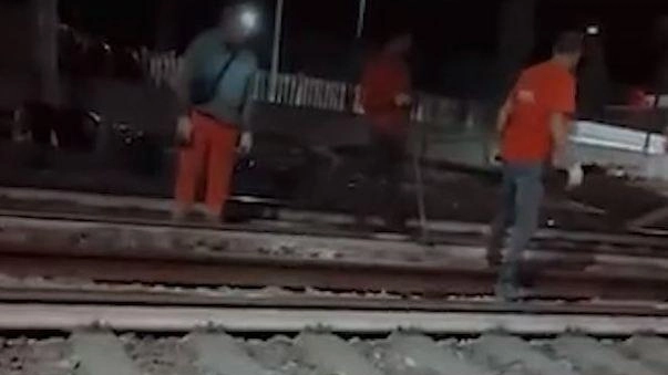 I cinque operai falciati  L’ultimo video   "Se dico ’treno’,  dovete spostarvi"