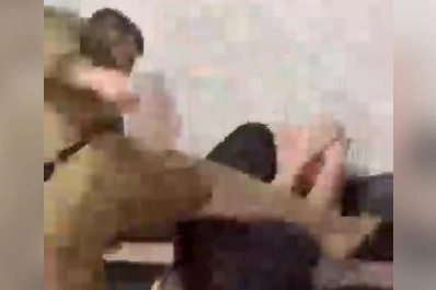 Adam, figlio di Ramzan Kadyrov mentre picchia un detenuto