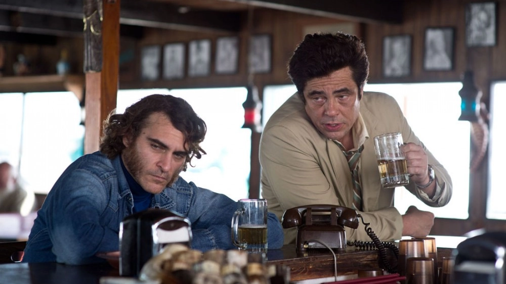 Joaquin Phoenix e Benicio Del Toro in una scena di 'Vizio di forma'