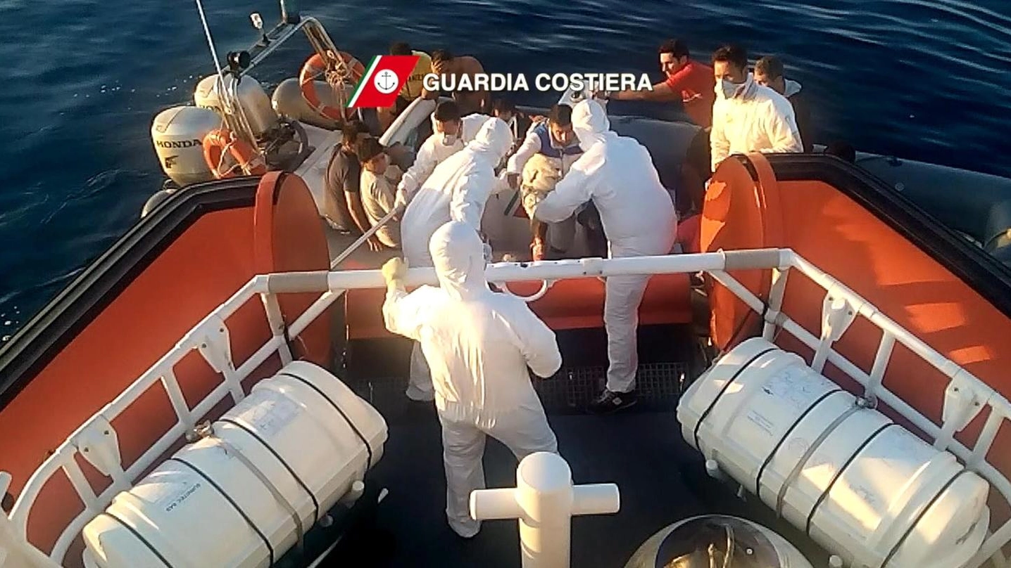 Le operazioni di soccorso a 27 migranti tratti in salvo dalla Guardia Costiera di Crotone (Ansa) 