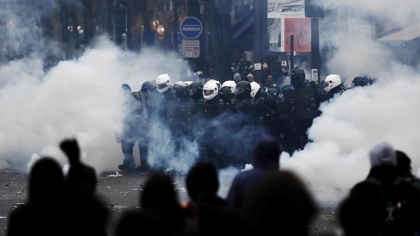 Scontri tra black bloc e polizia a Parigi (Ansa)